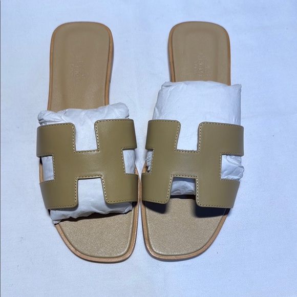 Elegant Tan Leather Slide Sandals - Picture 4 of 4